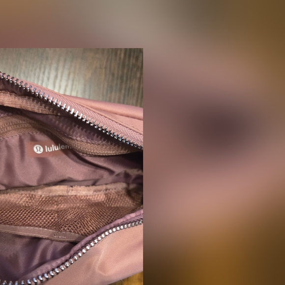 Lululemon Everywhere Crossbody Bag Metal Hardware New - Picture 3 of 3